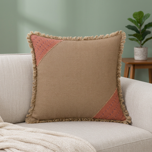 Housse de coussin en lin de qualité supérieure avec coins patchwork rustiques et bordure frangée |   Housse de coussin décorative texturée pour la maison - Product Image 2