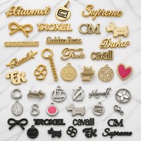 Étiquette suspendue personnalisée en métal écologique pour vêtements avec logo 3D en relief, quincaillerie de sac à main personnalisée, conception à pliage central