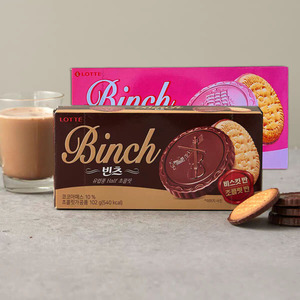 Korean Original Importado Lotte Binchs Chocolate Sandwich Galletas Fresa Sabor Snack 102G - Product Image 2