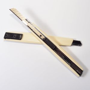 Cuchillo Multiusos Ahchay de 9 mm con Hoja Retráctil de 60 Grados, Cortador de Papel Crepé y Papel Tapiz - Product Image 6