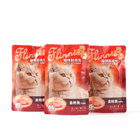 Nourriture humide pour chats adultes et seniors, OEM ODM, haute teneur en protéines, délicieuse, sans céréales, au canard et au saumon, en bâtonnets, texture soyeuse, hydratante