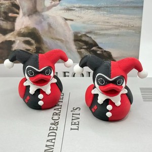 Figura de pato Harley Quinn de Halloween, juguete de plástico impreso en 3D, rojo y negro, coleccionable de dibujos animados - Product Image 3