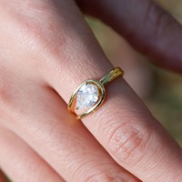 Bague en argent sterling 925 plaqué rhodium 0,1 μm sur mesure, vente en gros, avec moissanite taille poire 6x9mm et bande croisée pour femme
