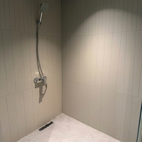 Panneau mural de douche SPC à prix de gros, aspect carrelage étanche, emboîtable 1200x600, export en vrac vers les marchés étrangers