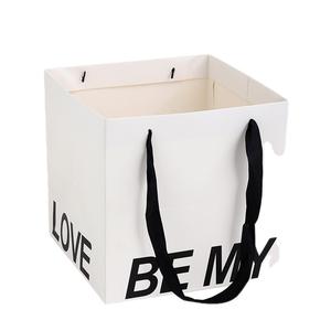 Sac en papier portable rouge en filet Emballage extérieur carré de haute apparence avec design floral pour cadeaux et cadeaux de vacances - Product Image 1