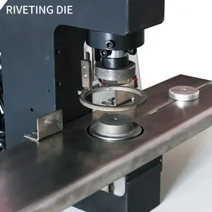 Machine semi-automatique de poinçonnage de trous et de pressage d'oeillets de différentes tailles