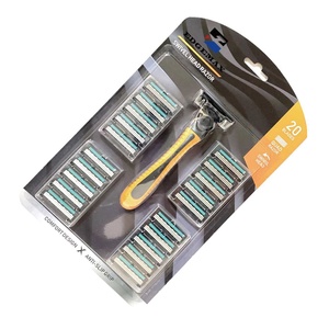 EdgeMax BIC3 Rasoir jetable confortable pour hommes, 1 poignée en caoutchouc et 12 recharges avec système à triple lame pour le visage et le corps - Product Image 3