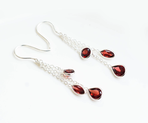 Boucles d'oreilles cascade en argent sterling avec grenat multi-coupes, style tendance, boucles d'oreilles cascade à la mode en vente - Product Image 2