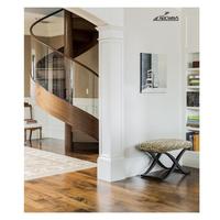 Escalier en colimaçon moderne et peu encombrant avec marches en bois massif et garde-corps en verre trempé pour villa intérieure