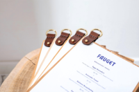 Panneau de menu en bois simple avec sangles en cuir Logo gravé sur mesure Restaurant bar Nourriture et boisson Couverture de support de menu en bois