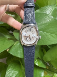 Reloj de Pulsera de Cuarzo para Hombre con Logo Personalizado, Diseño Minimalista Y2K Único y Torcido, Resistente al Agua y Sencillo - Product Image 2