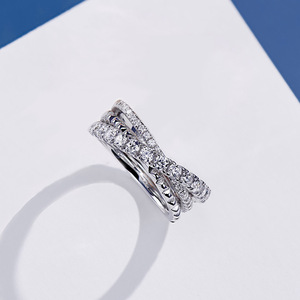Anello a Tre Strati con Triplo Fascio Incrociato per Donne, Gioiello da Dito Delicato e Alla Moda - Product Image 6