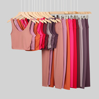 Ensemble de yoga en gros avec logo 1:1 : Leggings unis et débardeur à col U – Doux, respirant, extensible dans les quatre sens