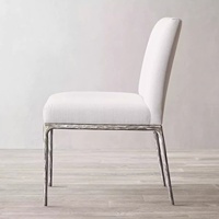 Chaise de salle à manger italienne moderne minimaliste de luxe léger en fer avec accoudoirs et rembourrage doux, pour usage domestique (Guangdong)