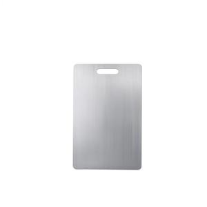 Papan pemotong <span class=keywords><strong>titanium</strong></span> murni terlaris untuk rumah tangga antibakteri dua sisi panel logam papan potong dapur