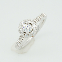 Romance en gros |   Bague Halo Fleur en Or 18K avec Diamant 0,55 ct Sertissage Griffe Pavé Certifié – Modèle de Fiançailles
