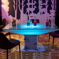 Table Basse Carrée Moderne en Plastique Lumineuse à LED – Mobilier de Bar Créatif pour Hôtels et Espaces de Divertissement Décontractés