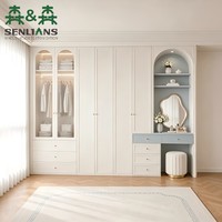 Armoire de style crème français avec vitrine en verre cintrée, niche de vanité bleu poudré, poignées et tiroirs dorés pour chambre à coucher