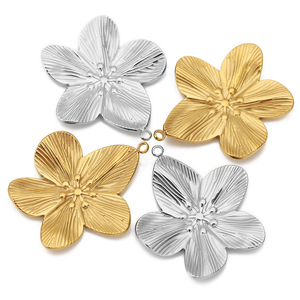 Pendentif Fleur en Acier Inoxydable Plaqué Or à Cinq Pétales, Composant de Bijoux pour la Fabrication de Boucles d'Oreilles et Colliers DIY, Vente en Gros - Product Image 3