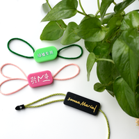 Étiquettes volantes en plastique de logo en relief de marque propre personnalisée de haute qualité étiquette de montre de joint étiquette de baskets avec ficelle en nylon