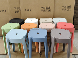 Vente en gros de tabourets en plastique au <span class=keywords><strong>design</strong></span> exquis Chaises de <span class=keywords><strong>cuisine</strong></span> modernes Chaises d'activités de plein air multifonctionnelles - Product Image 2