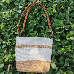 Bolso de Hombro Tipo Cesta Tejida de Paja Pequeño y Económico para Mujer, Ideal para Verano, Playa y Viajes al Aire Libre - Product Image 3