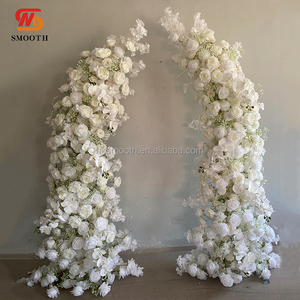 ซุ้มดอกกุหลาบขาวประดิษฐ์เรียบหรู พร้อมดอกไม้ห้อยประดับ สำหรับตกแต่งงานแต่งงาน - Product Image 5