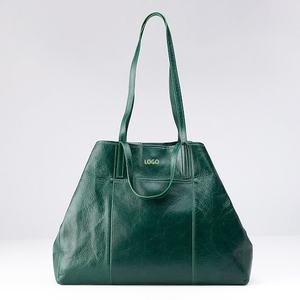 Bolso Tote <span class=keywords><strong>de</strong></span> Cuero Ligero Verde Oscuro con Logotipo Grabado en Relieve, Asa Doble y Forro <span class=keywords><strong>de</strong></span> Gamuza Suave - Product Image 2