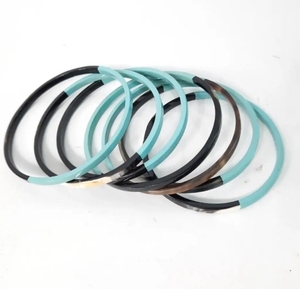 Brazalete Artesanal Vietnamita Minh Giang Craft, Hecho a Mano por Artesanos, de Cuerno de Búfalo Natural Pulido - Product Image 1