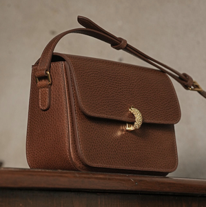 Sac bandoulière marron en cuir PU Saffiano pour femme, sac messager à rabat avec fermoir, capacité 2L, sac à main quotidien pour les voyages - Product Image 3