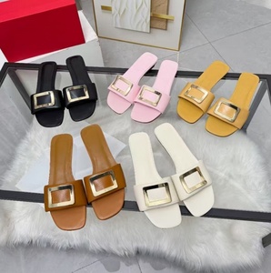 Sandales plates noires en cuir pour femmes avec boucle métallique dorée, à enfiler, décontractées pour l'été, la plage et les loisirs - Product Image 6