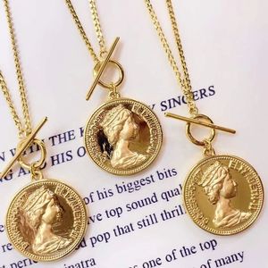 สร้อยคอทองคำ 18K ยี่ห้อซินฟลาย รุ่นวินเทจ ลายเหรียญพระราชินีเอลิซาเบธ พร้อมจี้สองด้านและตัวล็อกแบบ OT เหมาะสำหรับงานแต่งงานหรือเป็นของขวัญ - Product Image 3