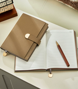 Carnet de notes/agenda en cuir avec logo personnalisé, pochette en PU sur <span class=keywords><strong>le</strong></span> devant, fermeture par boucle à fermoir en PU, emballé dans une boîte - Product Image 3