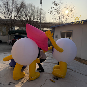 Mascotte Monstre aux Grands Yeux Assise sur un Canapé pour la Décoration de Fête de Cinéma - Product Image 6