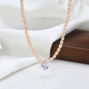 Collar Gargantilla RINNTIN GPN103 con Colgante de Circonita Cúbica de 5A y Perla Cultivada de Agua Dulce Rosa para Mujer - Product Image 5