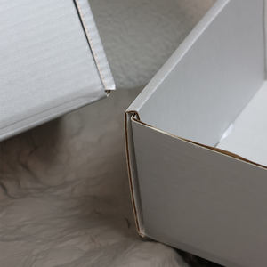 Scatole di imballaggio in cartone ondulato per vestiti e <span class=keywords><strong>scarpe</strong></span>, quattro colori possono progettare <span class=keywords><strong>su</strong></span> <span class=keywords><strong>misura</strong></span> - Product Image 6