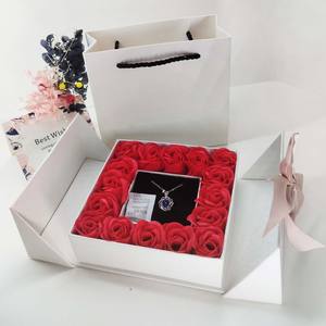 Collier à double porte au design floral élégant Boîte à bijoux Forme rectangulaire pour la présentation de cadeaux - Product Image 2