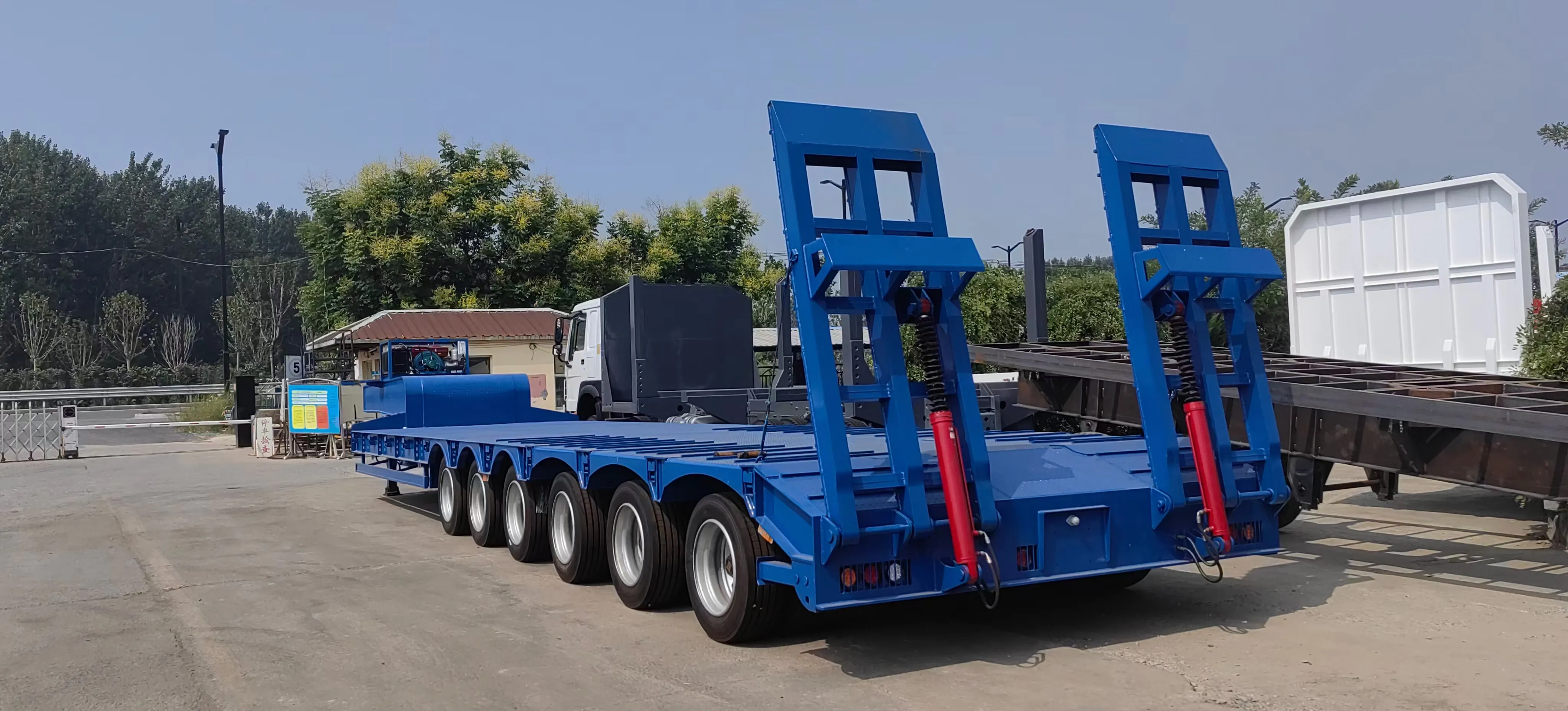 High Quality Good Price Heavy Equipment Transport 3 Axle 40FT 80 Ton Low Bed Semi-Trailer
