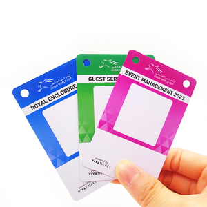 Tarjeta de Identificación de Empleado de PVC CR80 con Impresión CMYK, Foto y Nombre, con Orificio Perforado, Suministro de Fábrica - Product Image 1