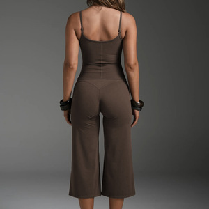 Nuovo Set Sportivo da Donna con Pantaloni Capri a Gamba Larga e Top Sportivo Senza Maniche per Fitness e Corsa - Product Image 6