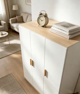 Armoire blanche moderne avec poignées en bois, portes battantes, design scandinave, meuble de rangement autoportant pour chambre à coucher - Product Image 4