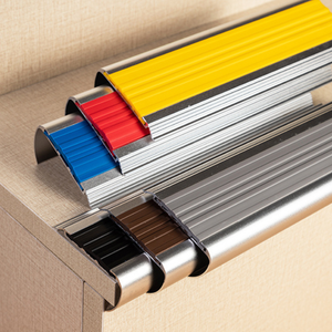 Profilé d'<span class=keywords><strong>escalier</strong></span> en aluminium à haute friction, à arc plat, pour une performance de sécurité standard, idéal pour les escaliers publics et la <span class=keywords><strong>protection</strong></span> antidérapante. - Product Image 2