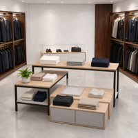 Ensemble de table de présentation à niveaux en MDF et acier inoxydable avec pieds fins noirs et armoire grise sur mesure