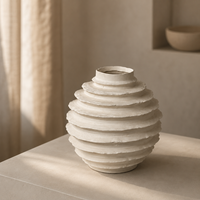 Vase en céramique blanche minimaliste, texture organique superposée, vase moderne pour la décoration intérieure d'hôtels et de villas