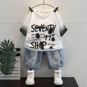 Set Outfit per Ragazzi Adolescenti: T-shirt Bianca con Stampa e Pantaloncini in Denim, 2 Pezzi Casual - Product Image 1