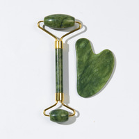 Ensemble de soins et outils de massage en quartz rose et pierre verte : rouleau facial en jade et Gua Sha (vente en gros)