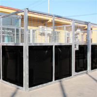 Écuries extérieures et boxes à chevaux avec toit
