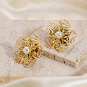 Ensemble collier et boucles d'oreilles en perles de fleurs, acier inoxydable plaqué or 18 carats, bijoux de fête pour femmes, fabriqué à Yiwu - Product Image 3