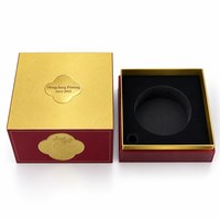 Caixa de Presente Cosmético Rígida de Luxo Personalizada em Vermelho e Dourado com Logo em Relevo e Inserto de EVA Preto