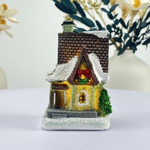 Maison de village de Noël lumineuse faite à la main de haute qualité, adorable miniature architecturale recouverte de neige, décoration de table - Product Image 2